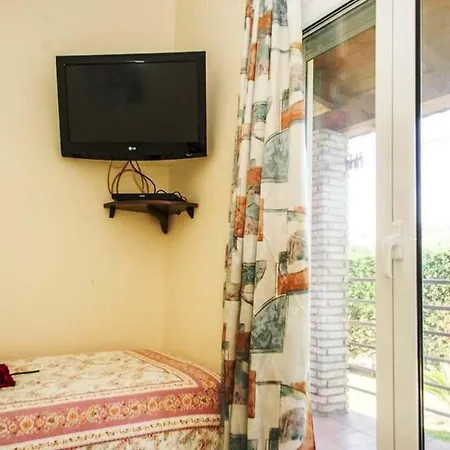 Comfy Nest In A Garden, 1,5km To The Sandy Beach Διαμέρισμα *